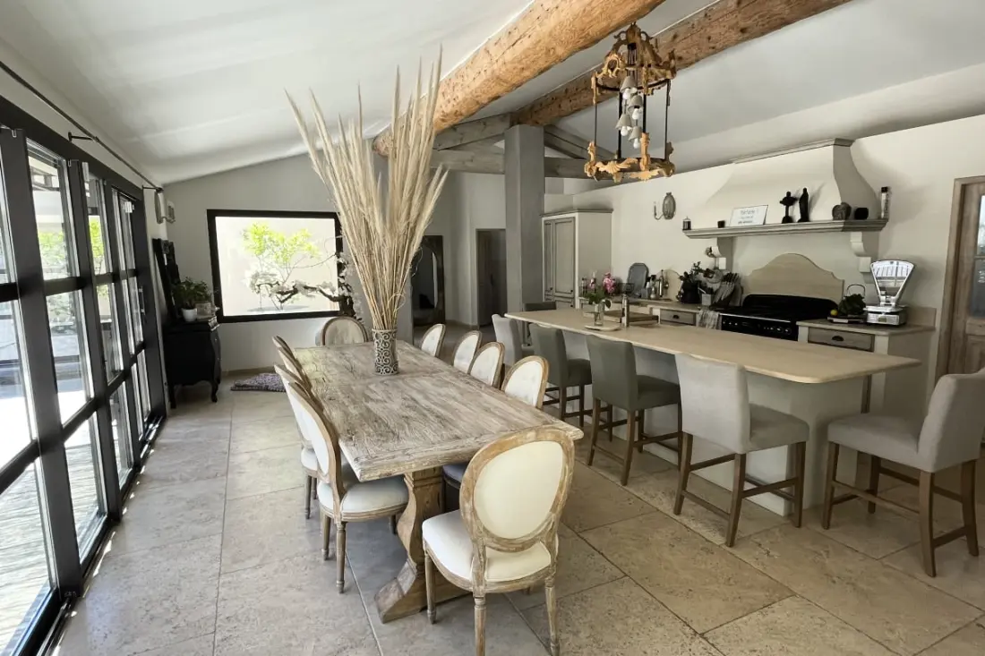 Gyönyörű modern villa, úszómedence és nagy kert