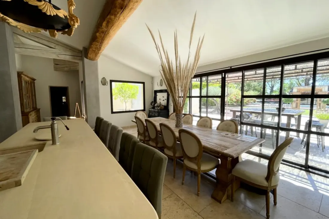Gyönyörű modern villa, úszómedence és nagy kert