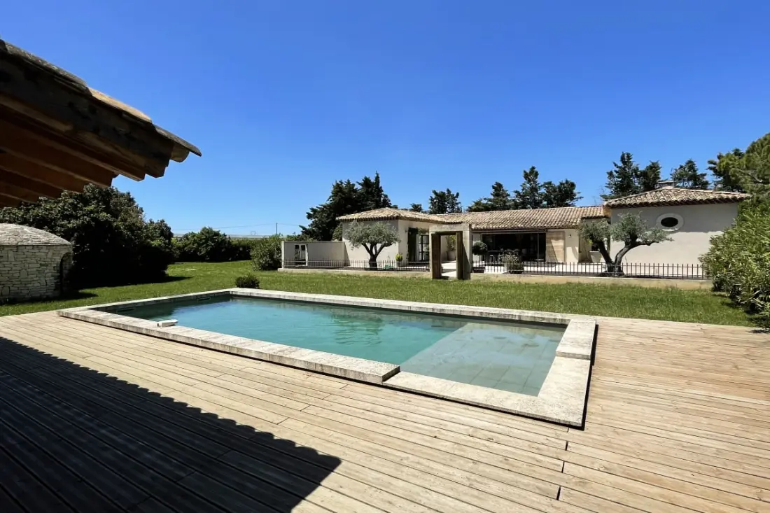 Gyönyörű modern villa, úszómedence és nagy kert