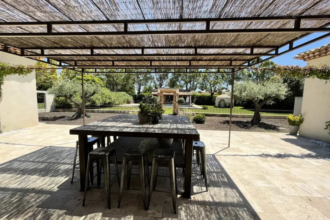 Gyönyörű modern villa, úszómedence és nagy kert