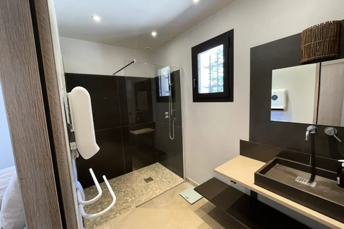 Gyönyörű modern villa, úszómedence és nagy kert