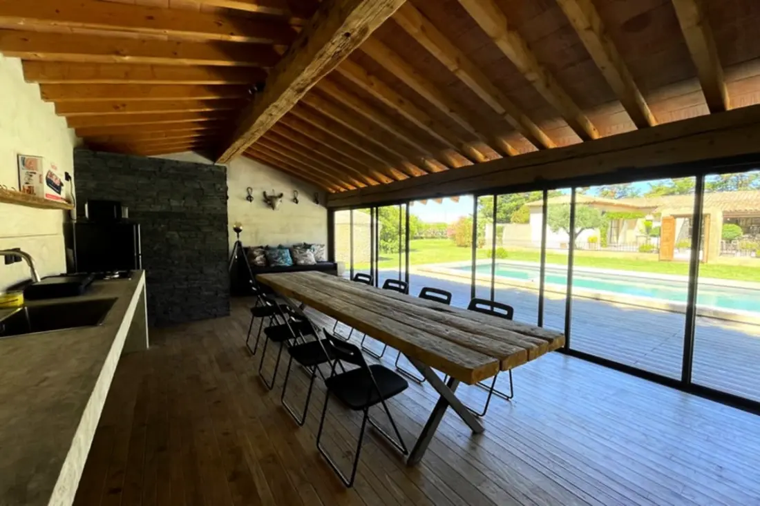 Gyönyörű modern villa, úszómedence és nagy kert