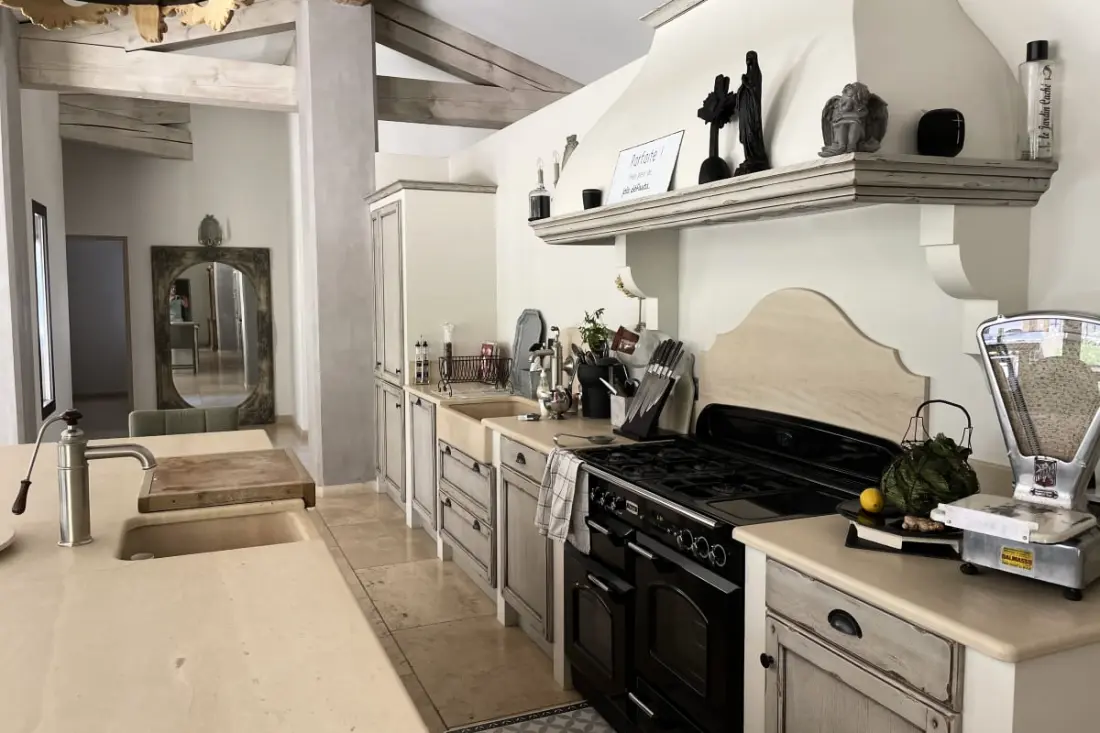 Gyönyörű modern villa, úszómedence és nagy kert