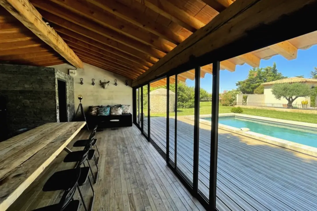 Gyönyörű modern villa, úszómedence és nagy kert