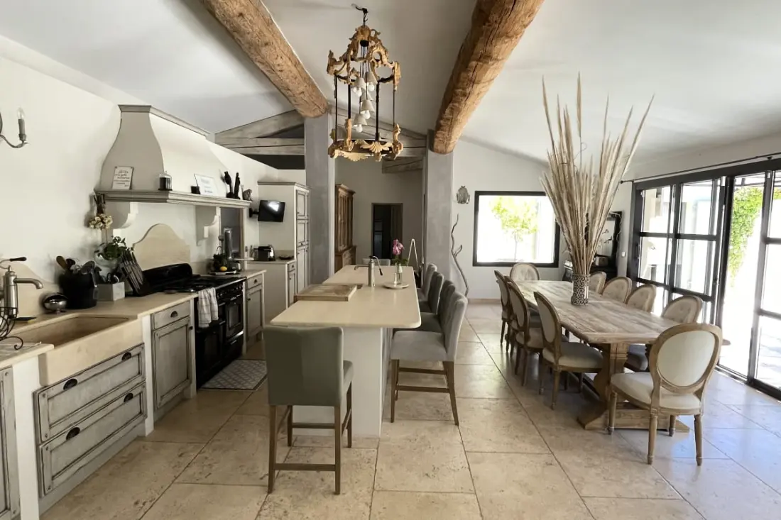Gyönyörű modern villa, úszómedence és nagy kert