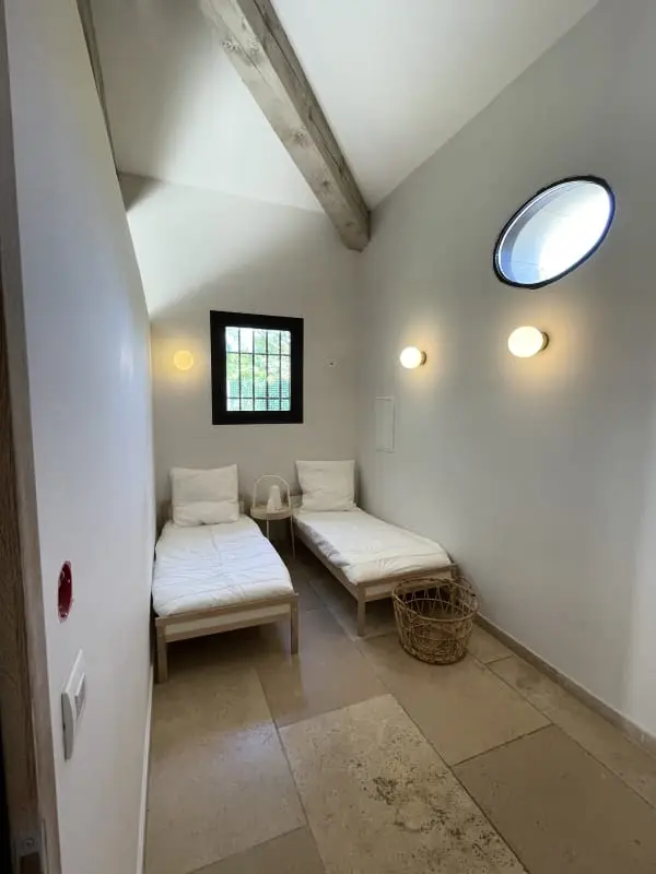 Gyönyörű modern villa, úszómedence és nagy kert