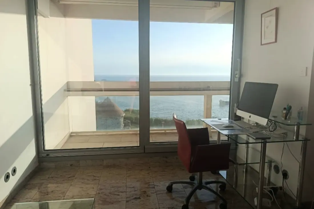 3p apartman medencével és tengeri kilátással