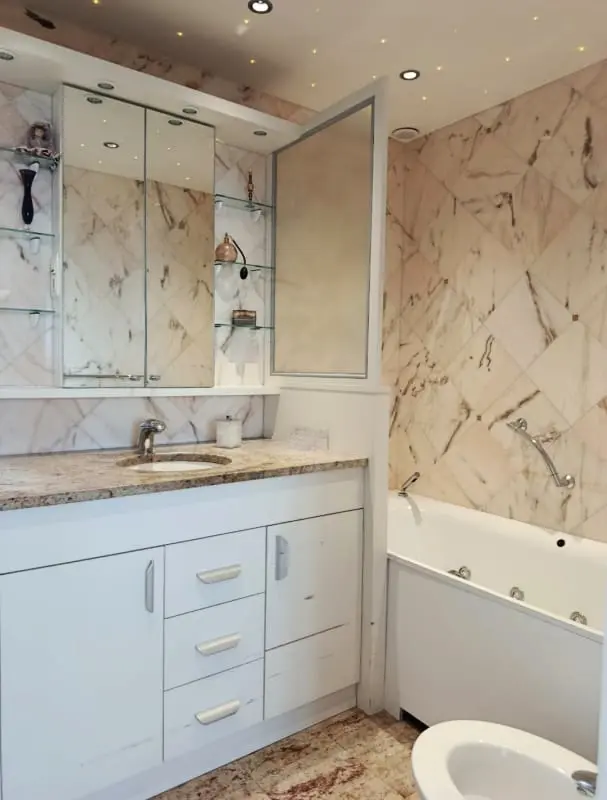 3p apartman medencével és tengeri kilátással
