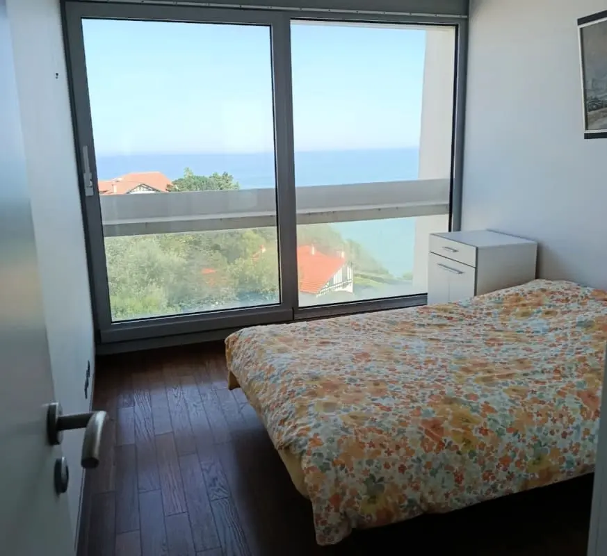 3p apartman medencével és tengeri kilátással