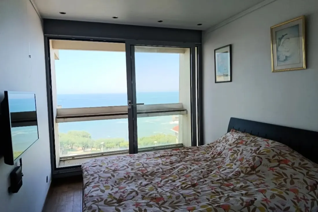 3p apartman medencével és tengeri kilátással