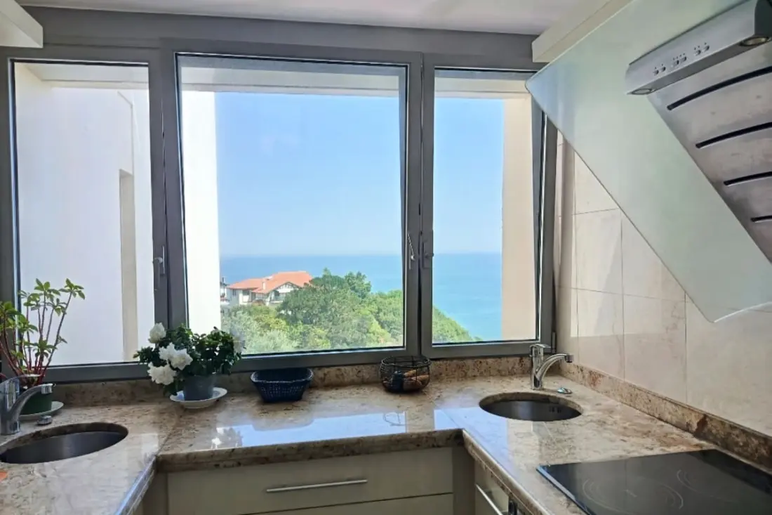 3p apartman medencével és tengeri kilátással