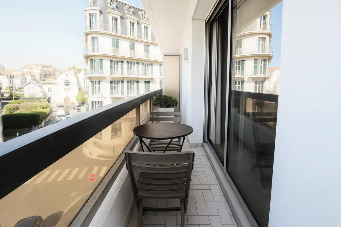 Gyönyörű Luminous Apartman Balcony és Parkolás, Közel Nagy Beach