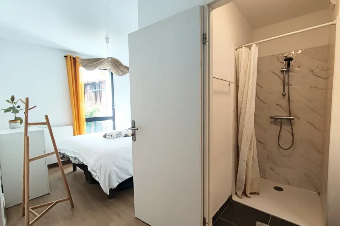 Tágas apartman kerttel és parkolóval