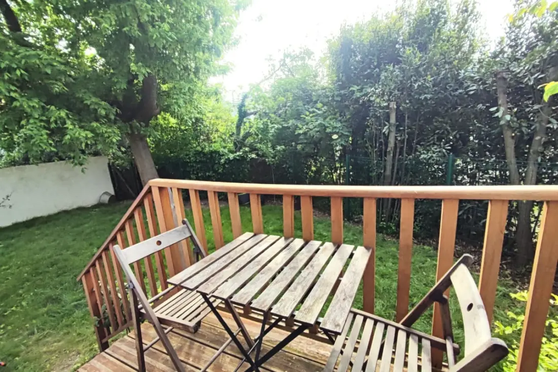 Tágas apartman kerttel és parkolóval