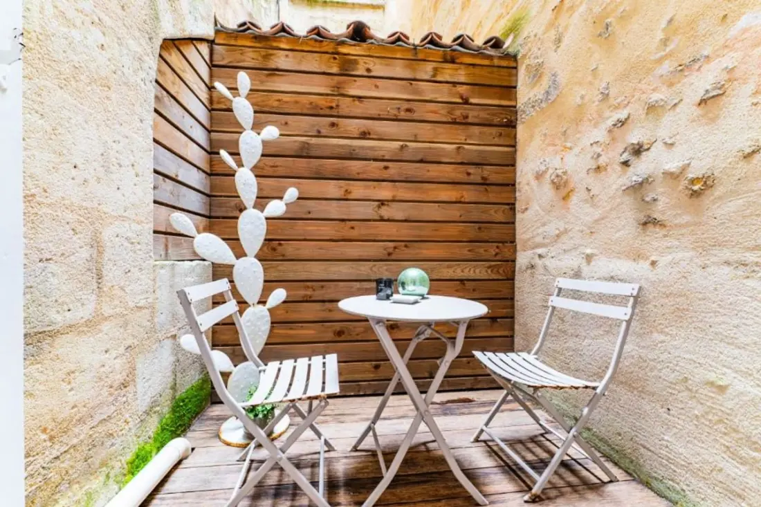 Kiváló bordeaux-i apartman tele bájjal és világos terasszal