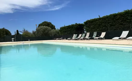 04b2 : Beau Studio Dans Un Mas Provençal - Piscine
