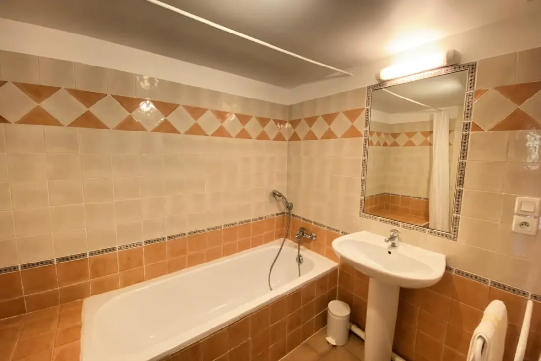 04b5 : Beautiful Studio in a Provençal Mas - Swimming pool