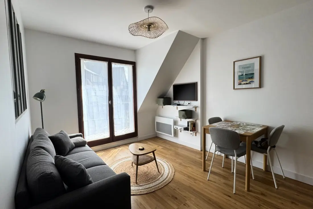 Felújított apartman kilátással és parkolóval Cabourgban