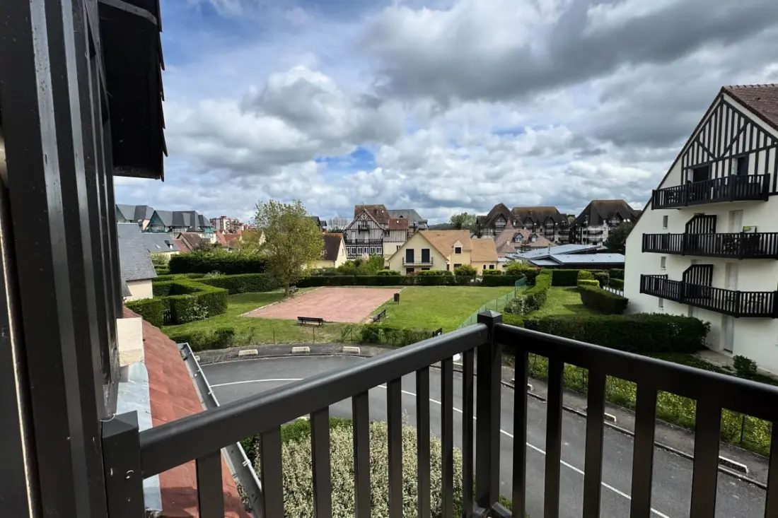 Felújított apartman kilátással és parkolóval Cabourgban