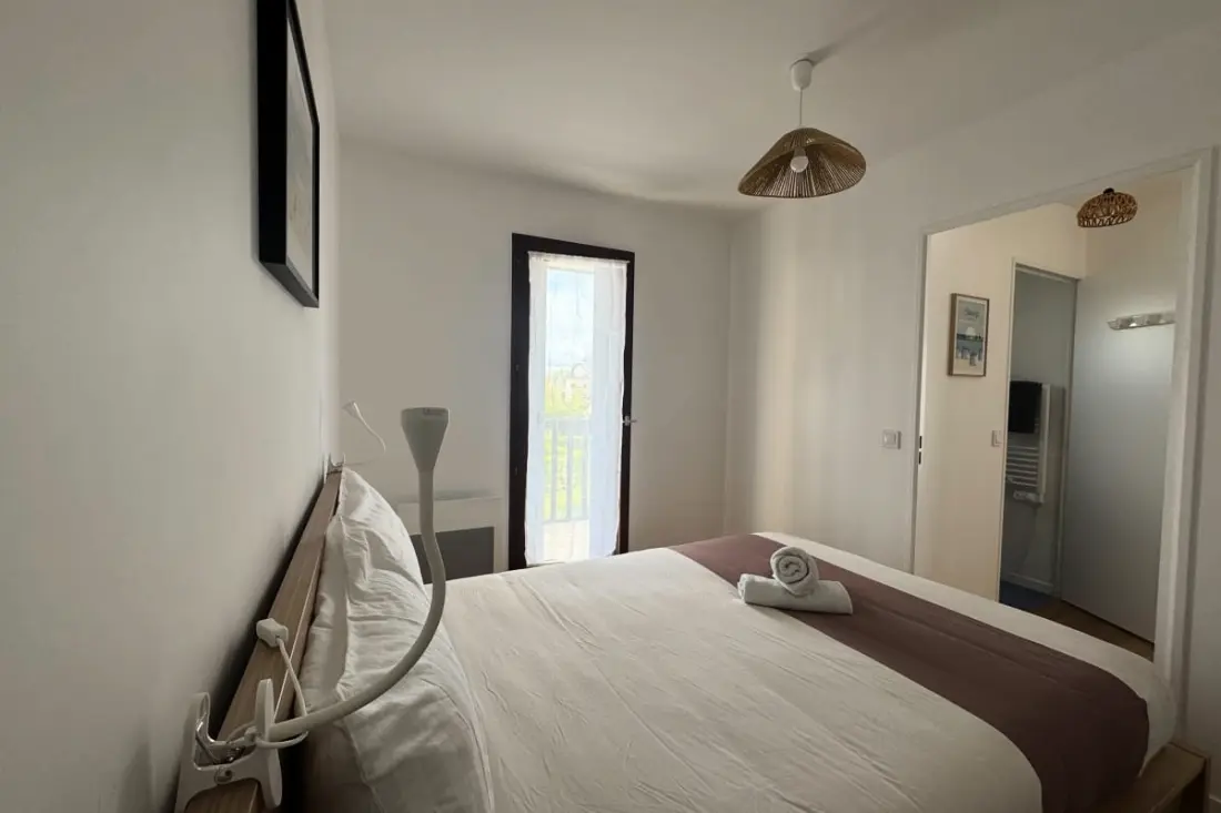 Felújított apartman kilátással és parkolóval Cabourgban