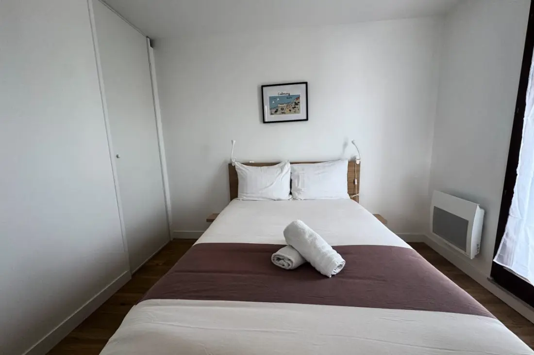 Felújított apartman kilátással és parkolóval Cabourgban
