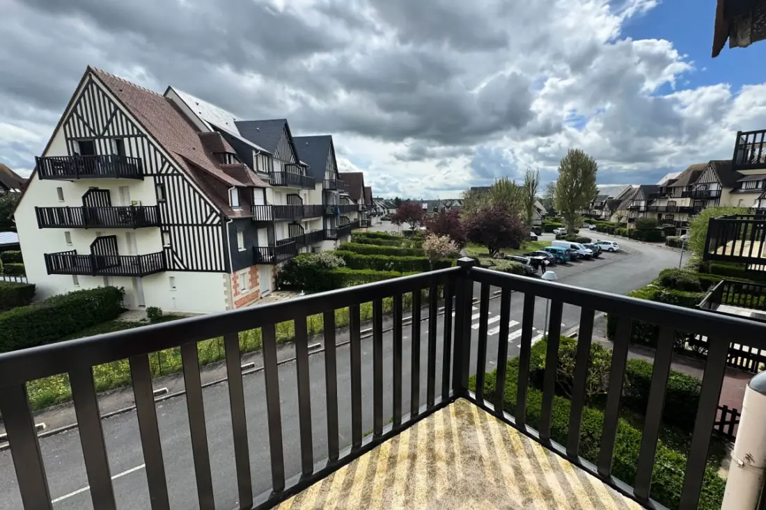 Felújított apartman kilátással és parkolóval Cabourgban