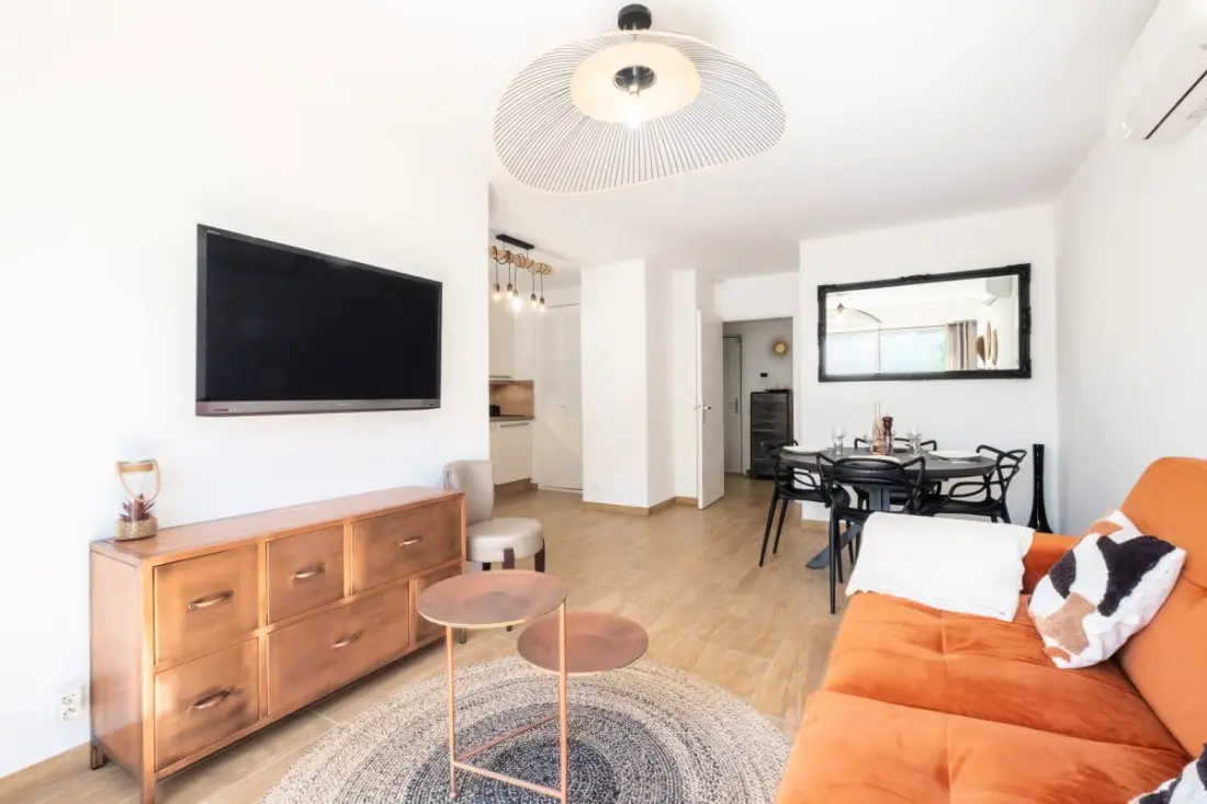 Rezidencia apartman úszó medence lakóhellyel