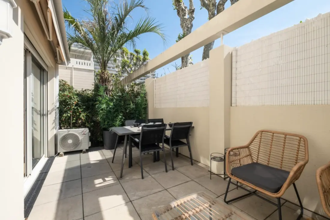 Rezidencia apartman úszó medence lakóhellyel