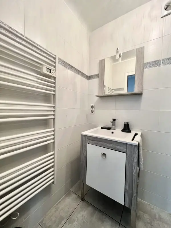 Gyönyörű 2 szoba, nagy terasz, közeli központ és tenger