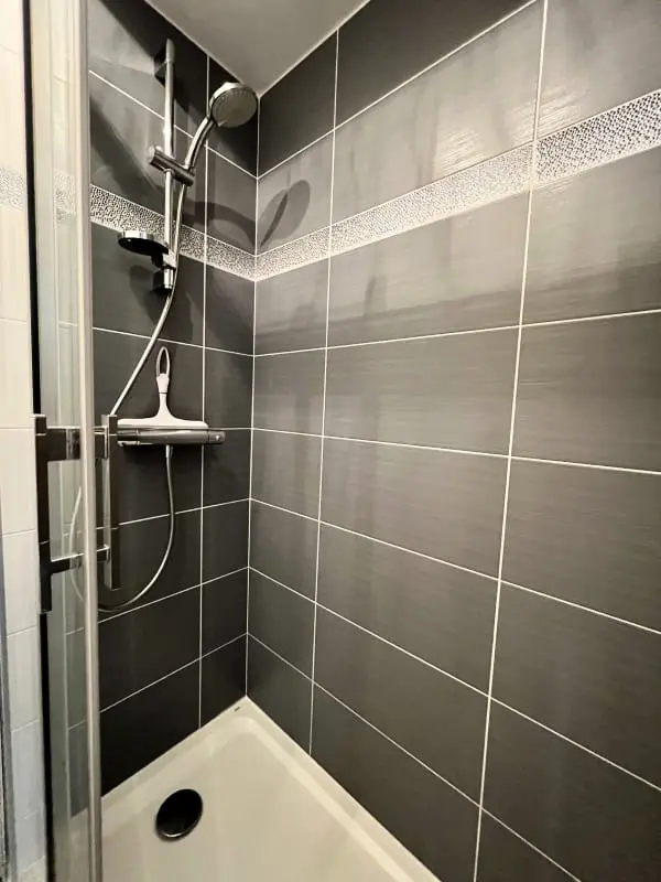 Gyönyörű 2 szoba, nagy terasz, közeli központ és tenger