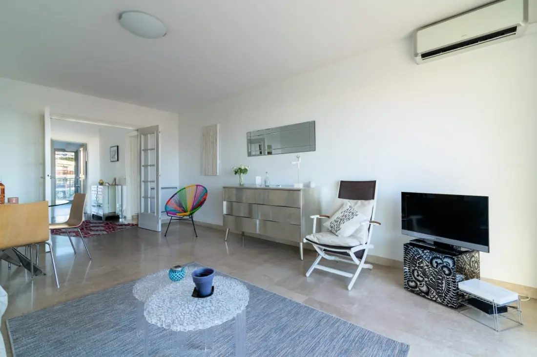 Gyönyörű légkondicionált apartman úszómedencével Sea View
