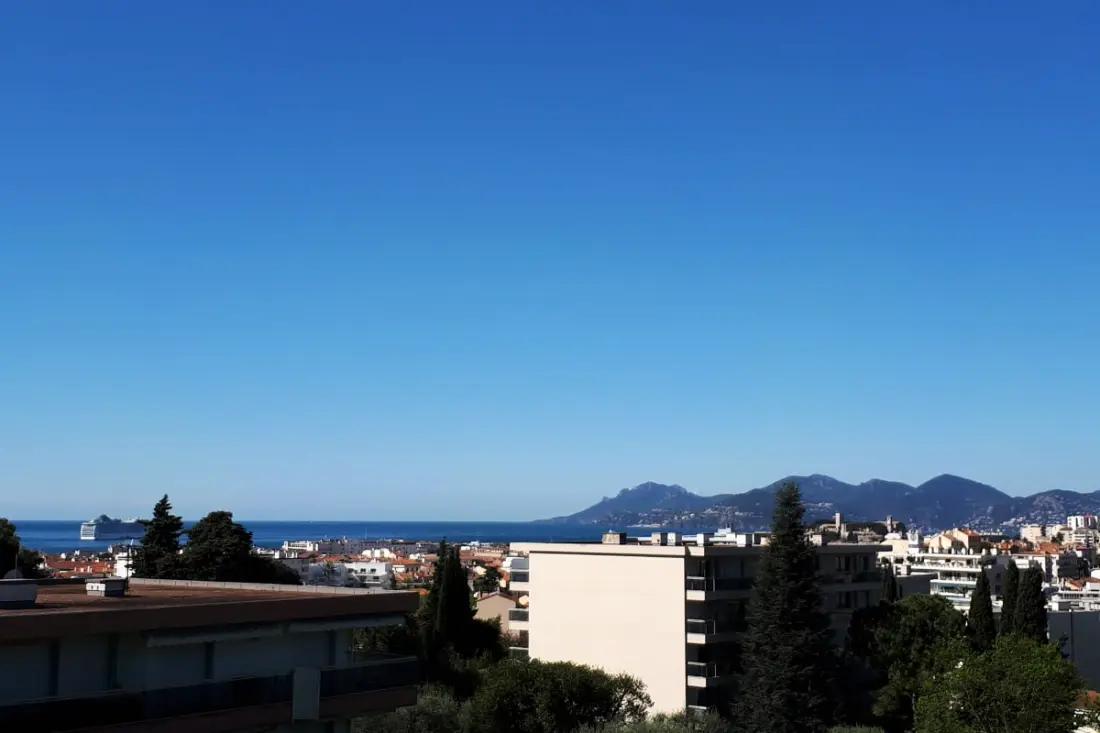 Gyönyörű légkondicionált apartman úszómedencével Sea View