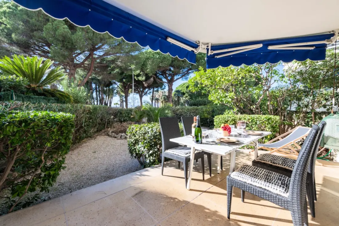 Résidence Rez-de-jardin Croisette szembesül La Plage, Garage