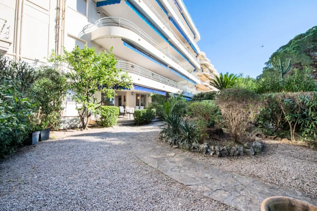 Résidence Rez-de-jardin Croisette szembesül La Plage, Garage