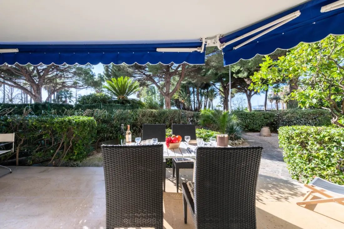 Résidence Rez-de-jardin Croisette szembesül La Plage, Garage