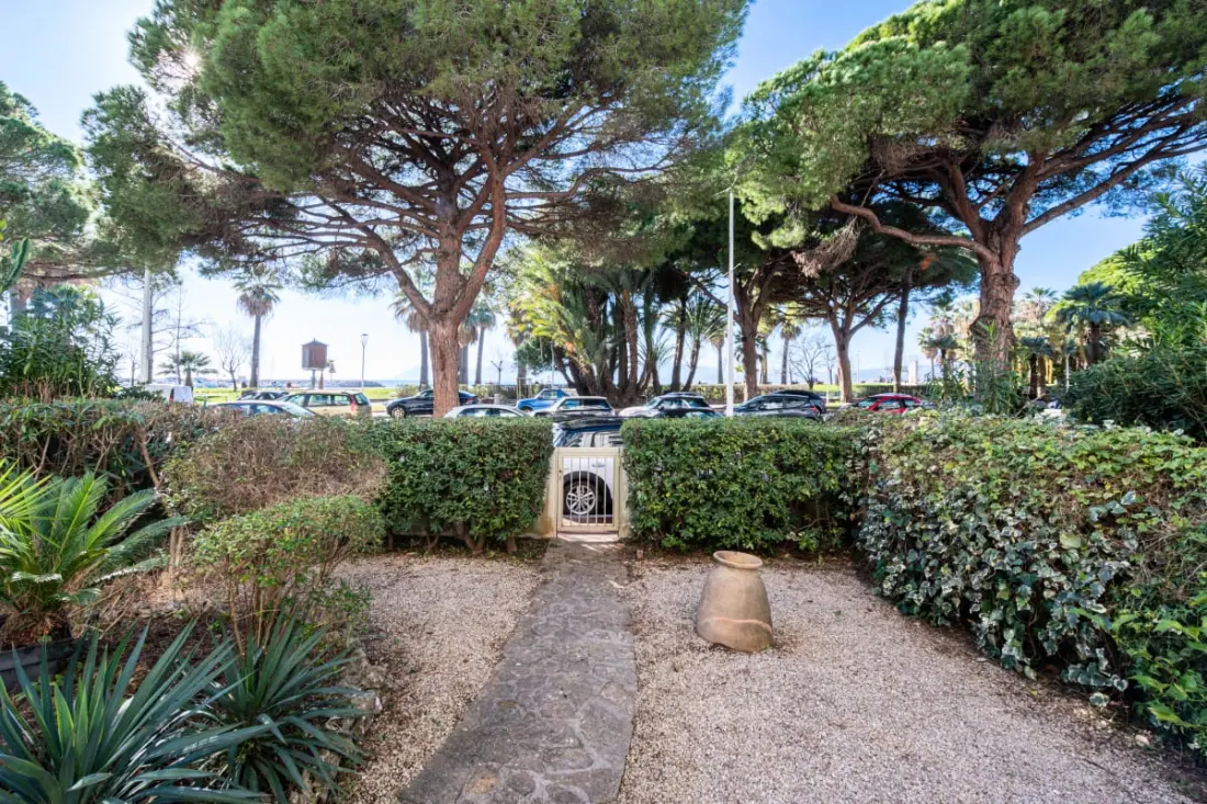 Résidence Rez-de-jardin Croisette szembesül La Plage, Garage