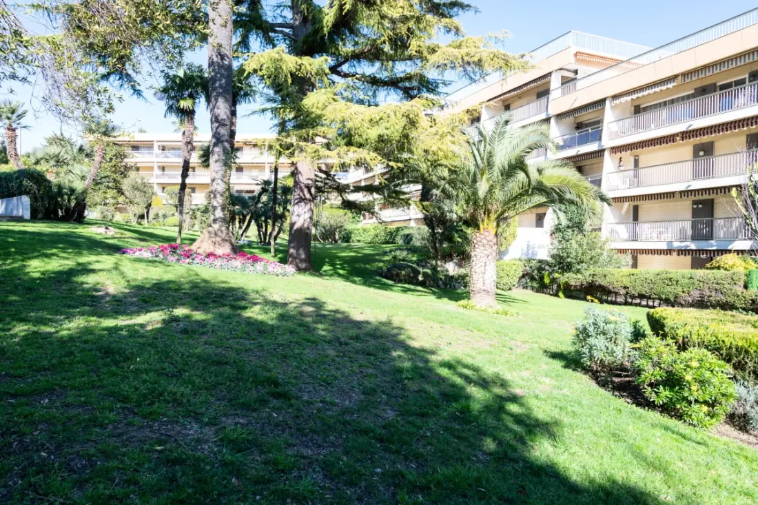 Tágas lakóhely 3p Residence úszási medencével