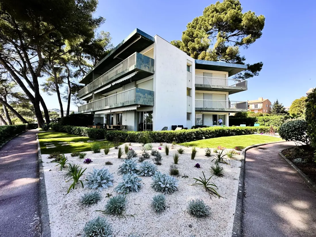 Eden Roc Residence
