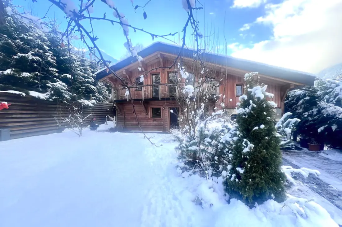 Chalet Design úszási medencével és Jacuzzival