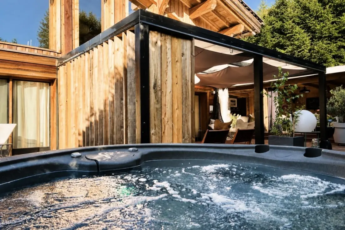 Chalet Design úszási medencével és Jacuzzival
