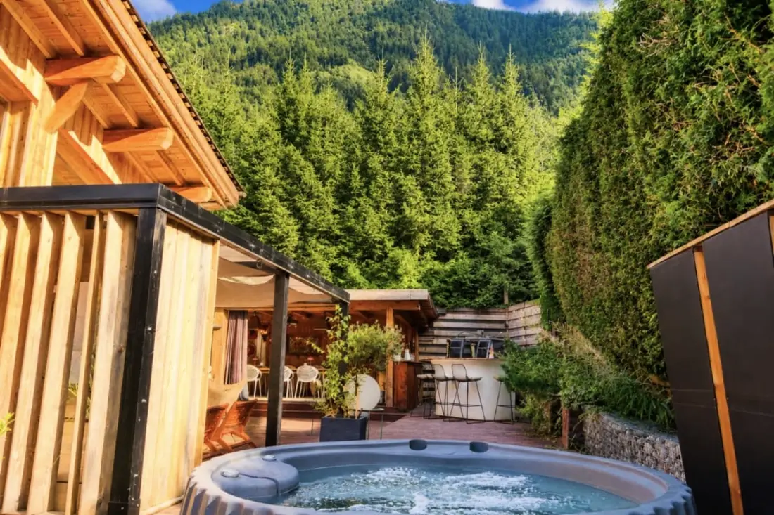 Chalet Design úszási medencével és Jacuzzival