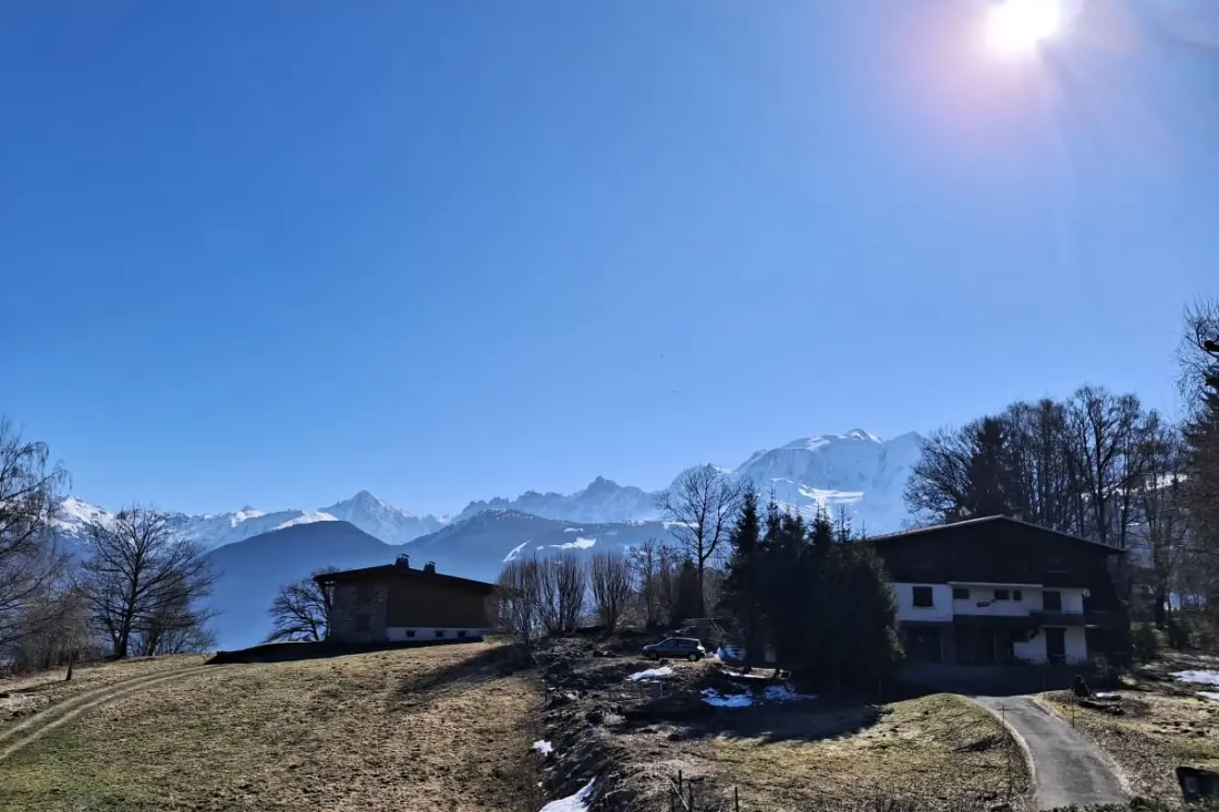Mont-blanc nézet és lábfejek Combloux