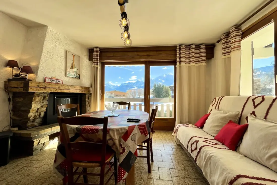 Mont-blanc nézet és lábfejek Combloux