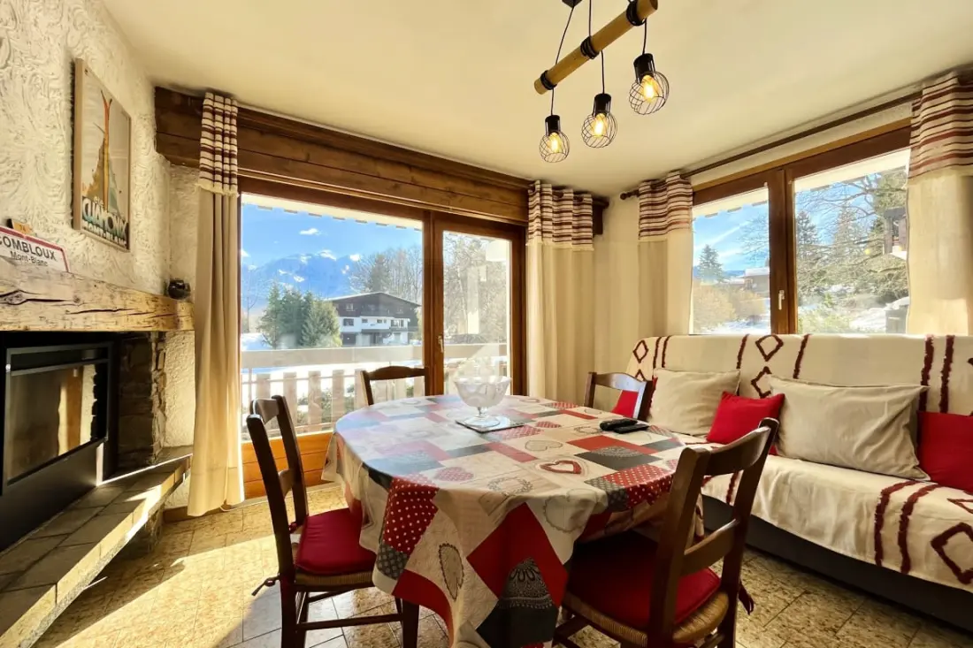 Mont-blanc nézet és lábfejek Combloux