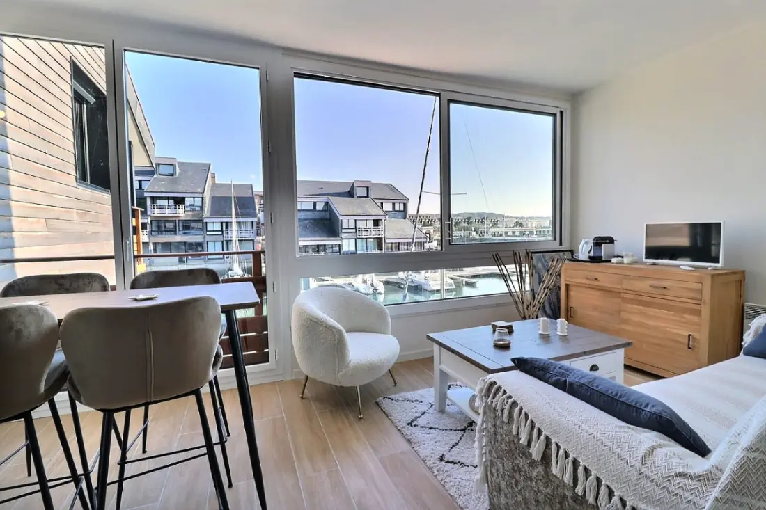 Magasztos apartman a kikötővel szemben