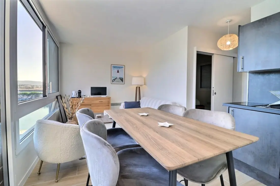 Magasztos apartman a kikötővel szemben