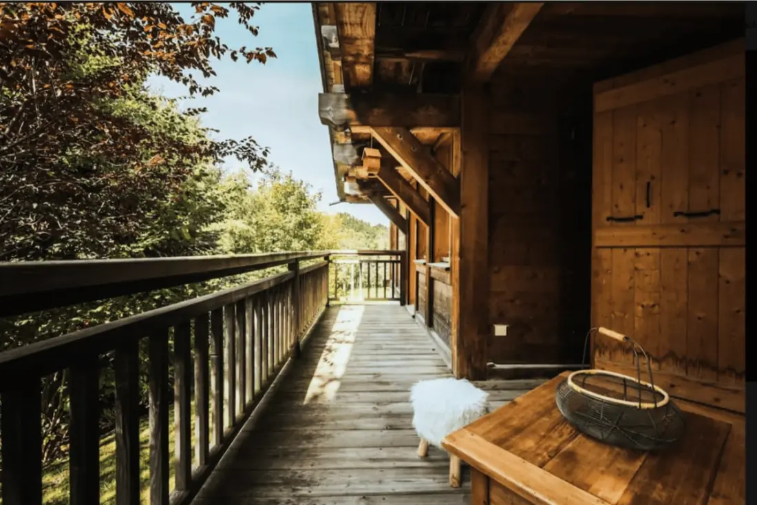 Chalet a balkonokkal a fél negyedben