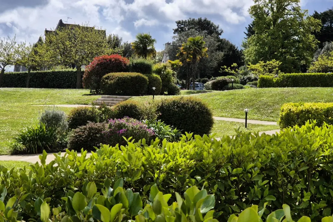 Nid Avec Beau Jardin Et Vue Sur La Mer