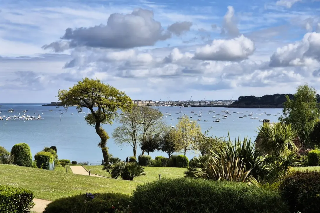 Nid Avec Beau Jardin Et Vue Sur La Mer