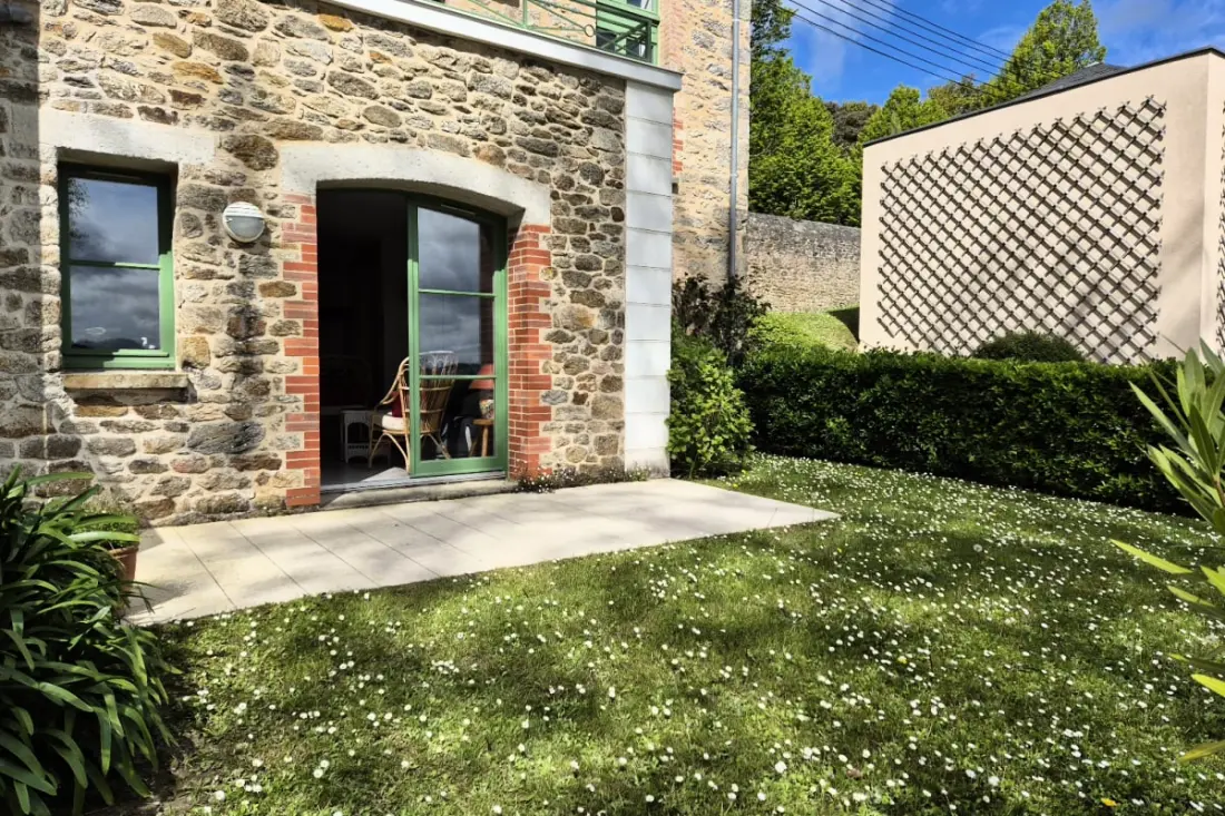 Nid Avec Beau Jardin Et Vue Sur La Mer